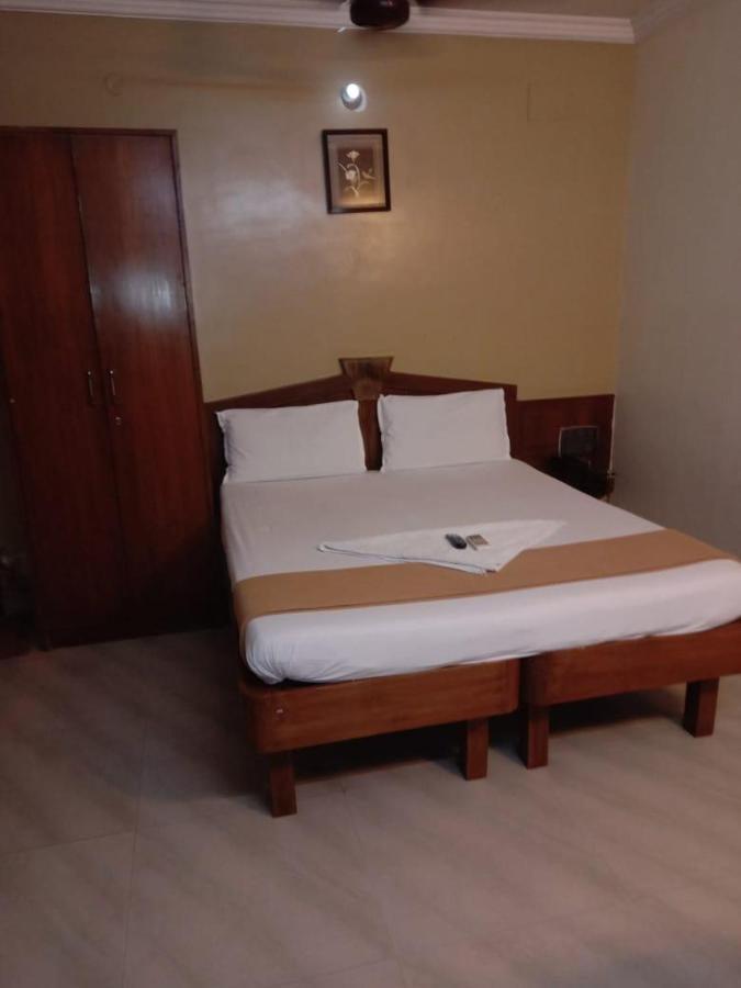 Central Residency Hotel Ченай Екстериор снимка