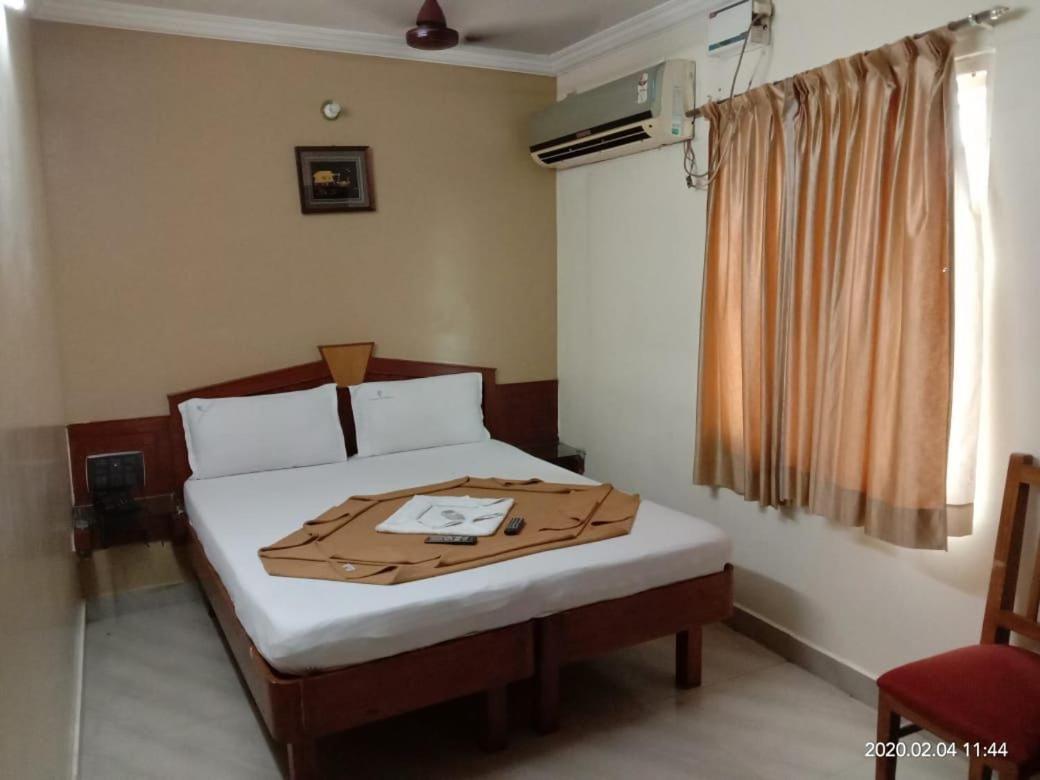 Central Residency Hotel Ченай Екстериор снимка