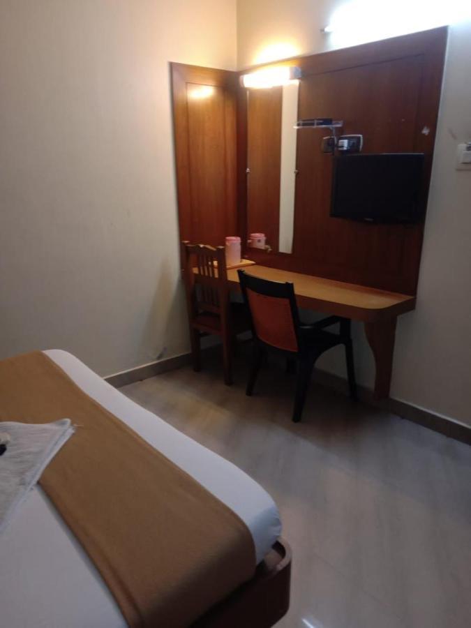 Central Residency Hotel Ченай Екстериор снимка