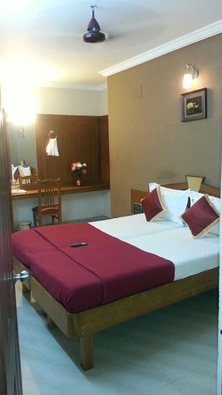 Central Residency Hotel Ченай Екстериор снимка