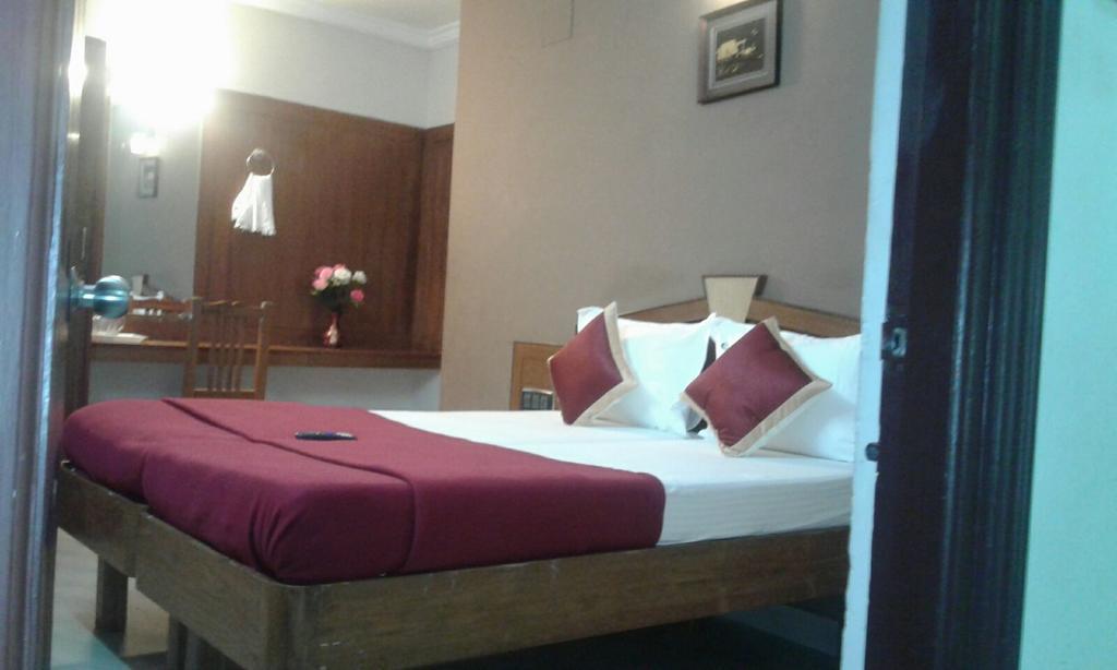 Central Residency Hotel Ченай Екстериор снимка