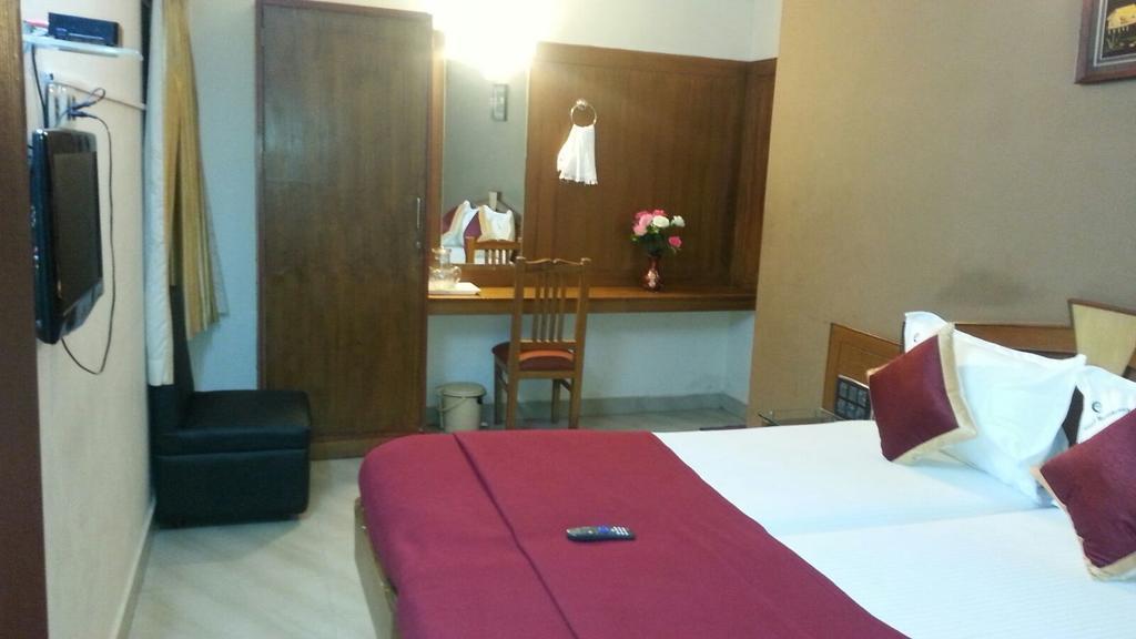 Central Residency Hotel Ченай Екстериор снимка
