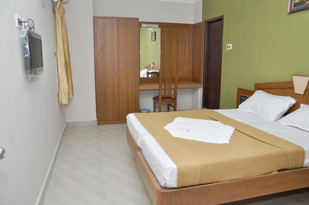 Central Residency Hotel Ченай Екстериор снимка