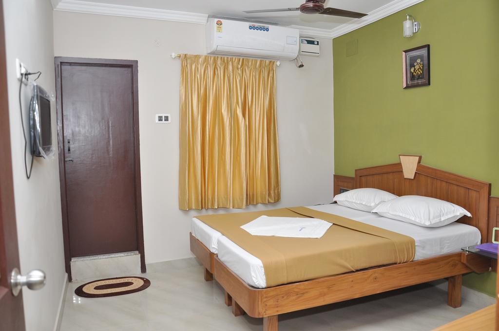 Central Residency Hotel Ченай Екстериор снимка