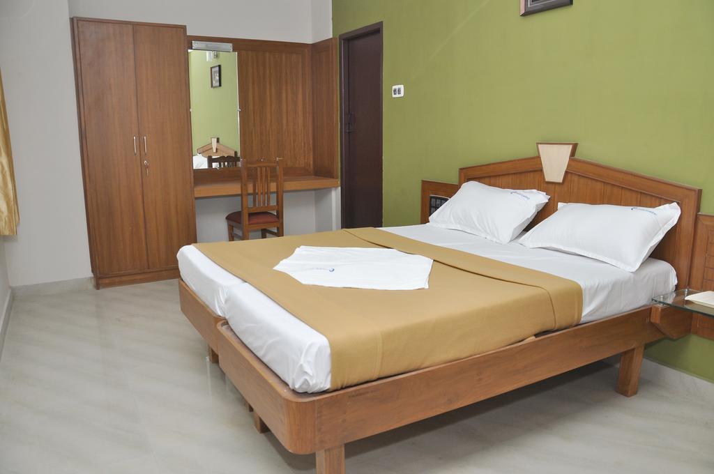 Central Residency Hotel Ченай Екстериор снимка